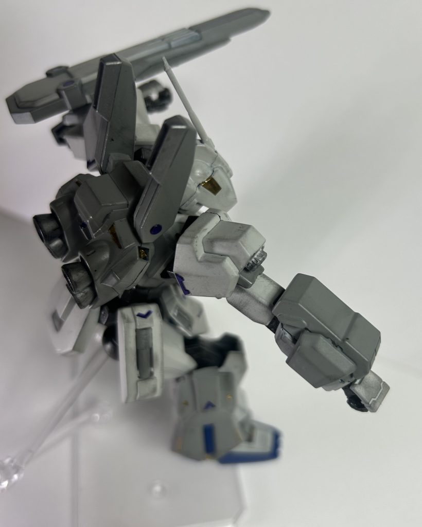 ミサイルユニット“ディテクター”右前腕部に装備。装弾数こそ少ないものの、威力が高い質量弾を放つことが出来る。防護壁を持つ対象に対し大きな効果が期待できる。