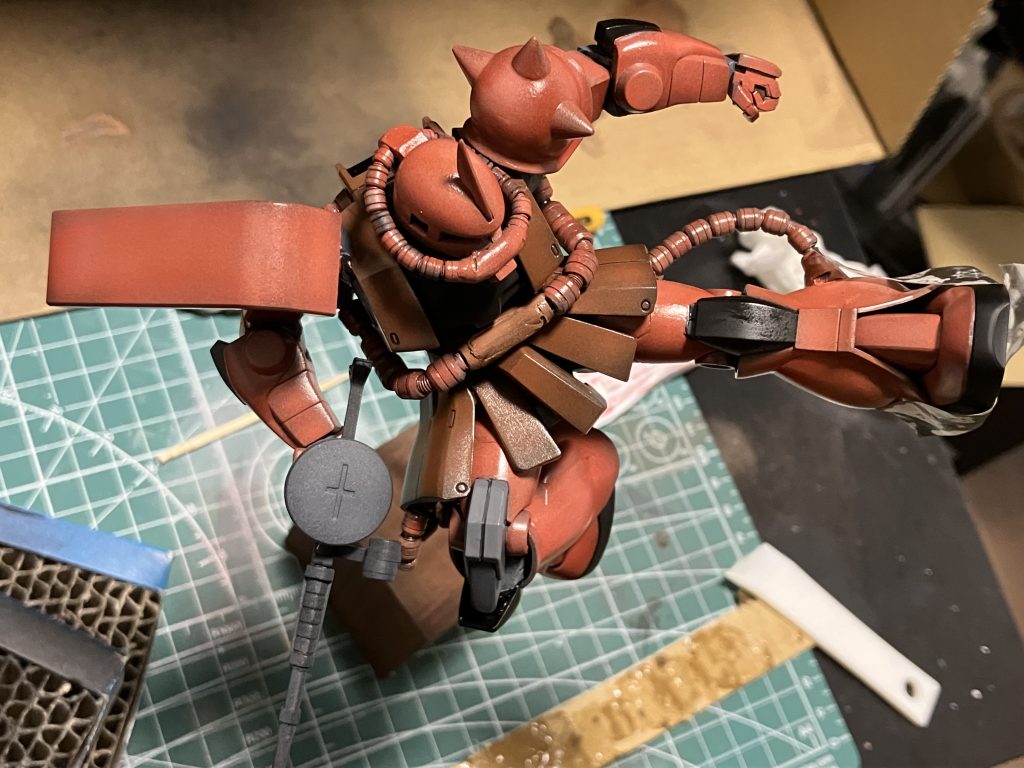 ダメージ加工前表面的にはFGのたくましい造形を活かしたかったので、ディテール追加はしていません。シャアなら戦闘によるダメージは少なかろうということで弾痕表現も無しで、黒立ち上げの旧MAX塗りとスポンジチッピングであっさり目に仕上げています。最後まで見ていただき、ありがとうございました。