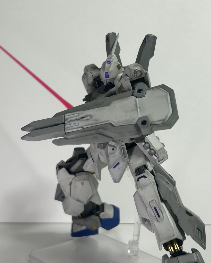 シールドユニット“イデアル”炸薬式パイルバンカーを装備したシールドユニット。巨大な質量弾として使用が出来るものの、攻撃ユニットとしての取り回しは良いものではない。もっぱら緊急手段としての使用がされるだろう。ビームサーベルユニット“バトルテーマ”収束率を高め高速度でメガ粒子を放出する事で、短時間ながらハイパー・ビームサーベルにも劣らない出力を誇る。従来品に比べて発熱が多い関係上、こまめな冷却が必要あり連続使用に向いていない。