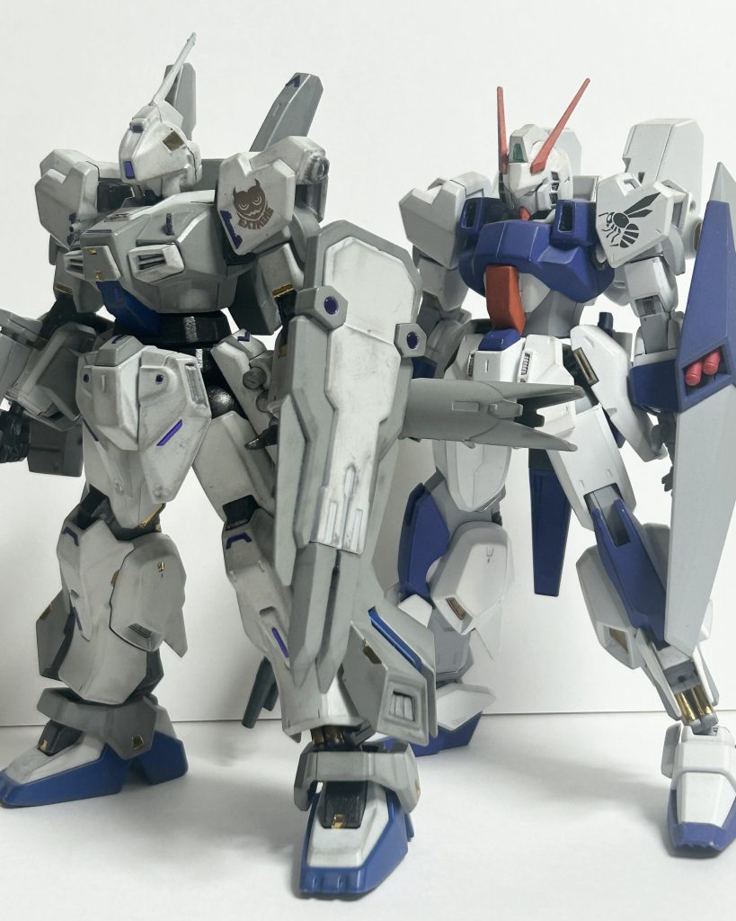 最後に以前作成したガンダムホーネットと。ベースキット自体はどっちも一緒のガンダムMk-Ⅱなのですが、設計思想的な差別化は充分にできたかと。それにしても塗り方、というか汚しのタッチが違い過ぎるせいで別世界感……。まぁ、方やウェザリングしなかった数年前の作品、方やウェザリングを入れ出した最近の作品……違うのは当然か……。あぁ、あと、コイツ用に作ってたGディフェンサー完成させないと……。今回は残り塗料の関係で見送っていたのだ……。それでは、長々と閲覧ありがとうございました。