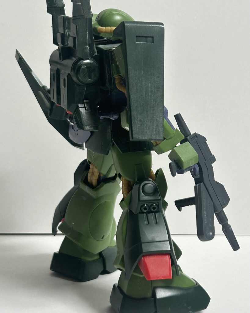 バックパック。基本は同じ。ただ、ぴょんと飛び出ているパーツがキットのままじゃ、外に開きまくるのでプラ板で少し調整。まぁ、実際の所、バインダーがポッキリいったので、雑に固定式にしたってのがホントのところ。写真ではまだやってないけど、バーニアをWAVEのアップグレードパーツで大型化させました。武器。マラサイのビームライフルを使用。グリップを削って無理矢理持たせています。ヒートホークはザク改のもの。シールドは本キットの物を加工。具体的には連邦のマークを削りました。ぶっちゃけ立体的なマークである必然性が思いつかない…。あと、シールドの覗き穴(?)と肉抜き穴(?)がある理由が思い付かない為埋めました。