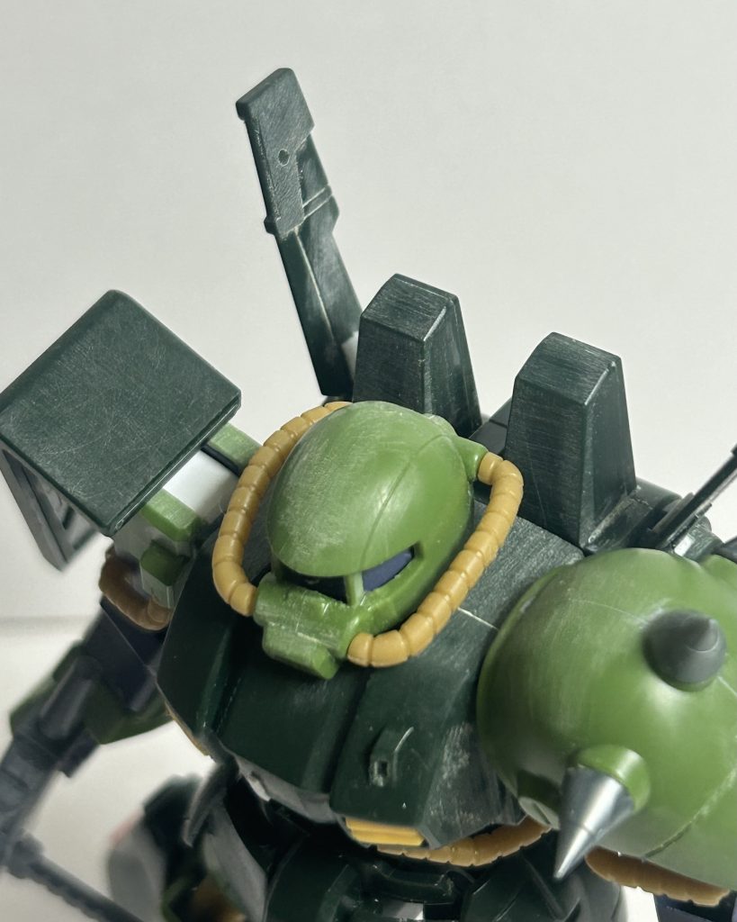 前述通り、右肩の上部からはポリキャップが丸見えなのでプラ板でカバー。それにより可動域が狭くなるので色々中身のパーツを削ったり調整したけど、効果があったかは疑問視。L字シールドが付いているからね。