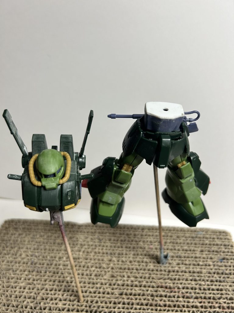 一応、塗装の事を考えて、お腹と胸部を後ハメ出来るようにしたけど、この手間を考えたら胸部の合わせ目を段落ち処理でした方が数百倍楽でした……。この、サフ前は胴体のインテークはあったんだよ……。問題はこの後、胴体を筆塗りしようとしてインテークが邪魔だから外そうとしたら吹っ飛んでいったんだよ……。