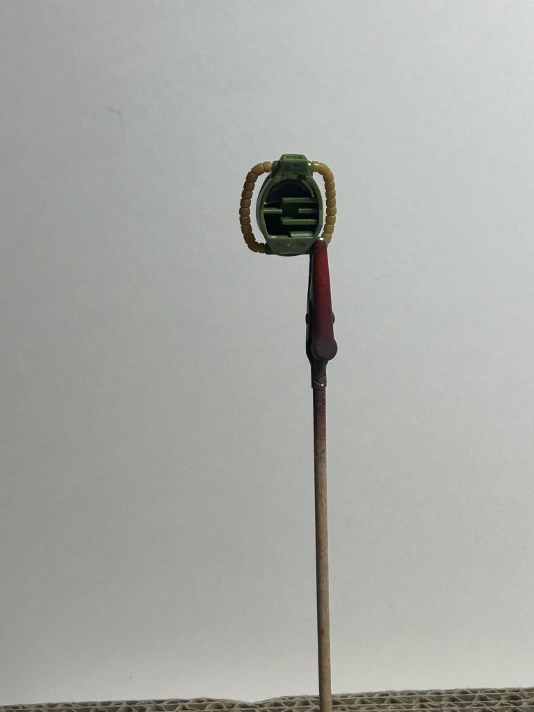 頭部の裏っ側。分かり難いかもですが、下側を大きく切り欠いてモノアイレールを下から嵌め込むようにしました。どうせ上を大して向けること出来ないし、何より見えない。なので大胆に、です。何?裏側が影で見えないって?ごもっとも。