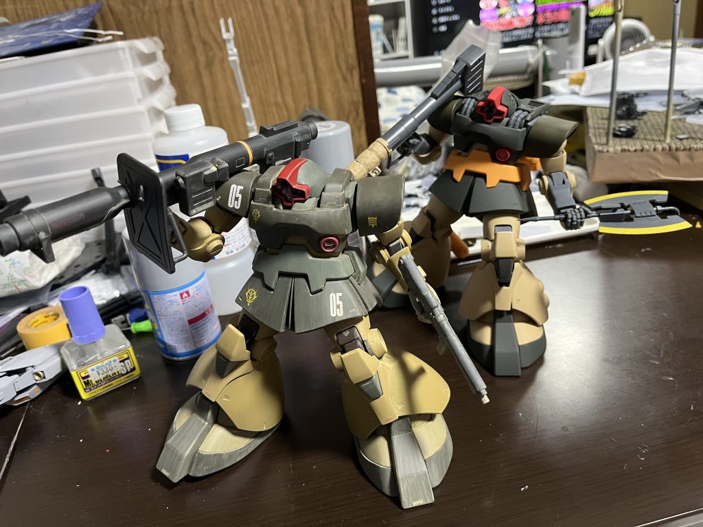 二機並べてつぶやきで投稿したZガンダムを改修中なので机がノットエレガント。