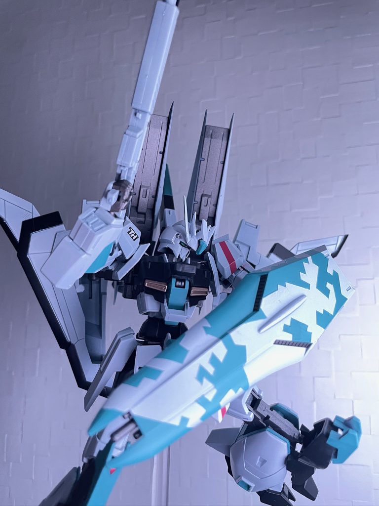 シールドはνのものに手に保持できるようグリップをつけて製作。単色だと少し味気ないので模様も加えて。