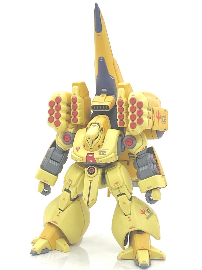 HGUC ズサを成形色仕上げ＋αで作ってみました。今回はX上のイベントであります俺達のUC0083_0088用に作りズサのみ、こちらで先行公開になります。シナンジュ・スタインが相当難産でしたから正直に言えば、次は楽なのを作りたいと思ってました。イベントのメインはメタスと決めていて、それもかなり難しそうなキットですから・・・今年に入ってガンダムZZの機体を作ってなかったので該当する機体を在庫から探す事にしました。ザクⅢ、ドーベンウルフ、アイザック、バウ、キュベレイMk-II・・・どれも癖が強そうで(笑)悩むのですが、黄色いズサの箱があり「ズサは比較的最近のキットなので出来が良いはず♪」と思い、メタスと同じく黄色の機体なので試したい事があり、こちらをチョイスしました。ですが・・簡単そう見えるこのキットはシナンジュ・スタイン並みの難産になるとはこの時は思いませんでした・・・(笑)。