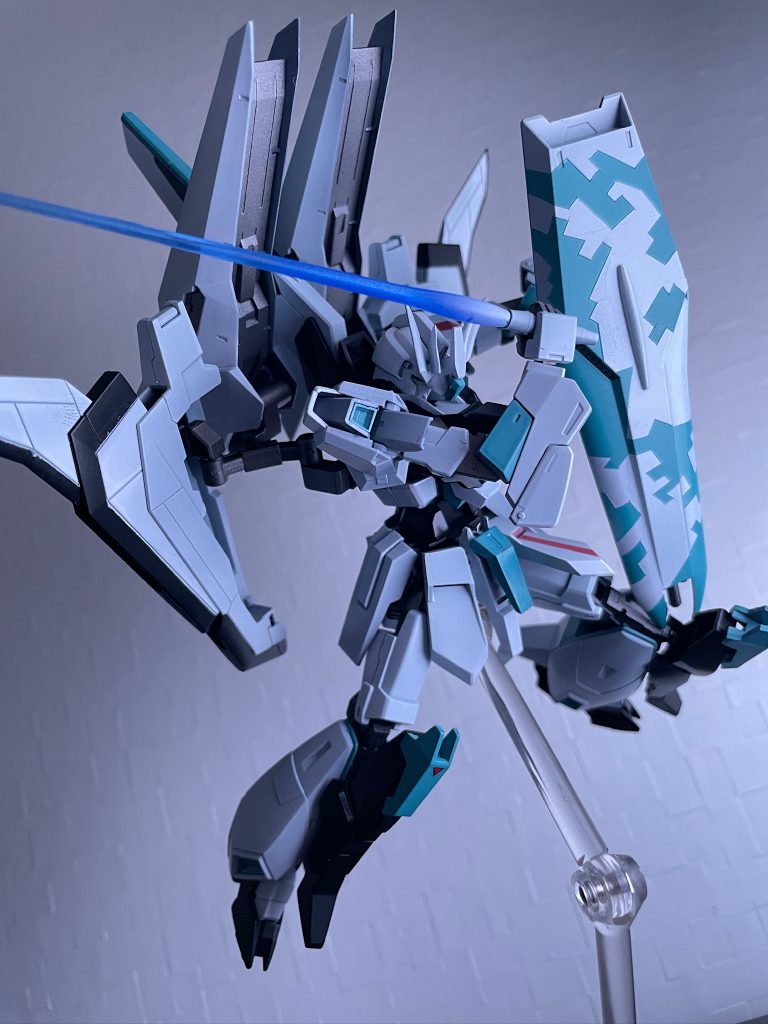 塗装案は前回の作品で没にした青系で、赤のラインを差し色に。νガンダムにリガズィの色を足したイメージで。