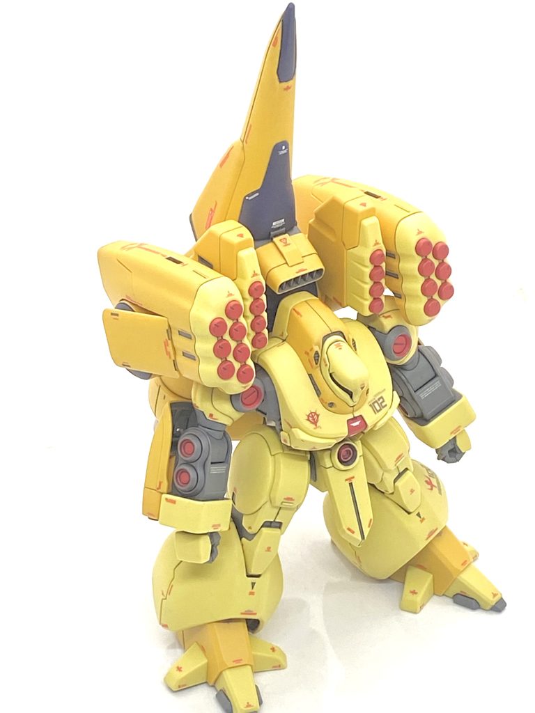 ズサは旧キットも作った事が無く、全く初めてで手探りで作る事になります。あまり乗りたくない機体の理由にミサイルが至る所にあり、ちょっとでも当たれば爆死確実だからです(笑)。特に脚はギミックだらけでクリアランス取る為に太腿裏や脛裏をかなり削ったのですが・・・それでもクリアー吹いても動かせば確実にデカールが剥がれるの必至なのでミサイル展開は無しです(汗)。合わせ目は肩、鎖骨、ミサイル・ポッド、ブースター機首ぐらいで鎖骨とブースター機首は段落ちモールド、肩とミサイルポッドはきちんと消して対処しましたが・・・少し白化してしまったのでデカール貼って誤魔化す事にします。表面処理自体もそんなには時間掛かりませんでしたが・・・ブースター・ポッドにある姿勢制御バーニアがほぼ一体成型でマスキングパーティーを経験する事になるのです(笑)。 