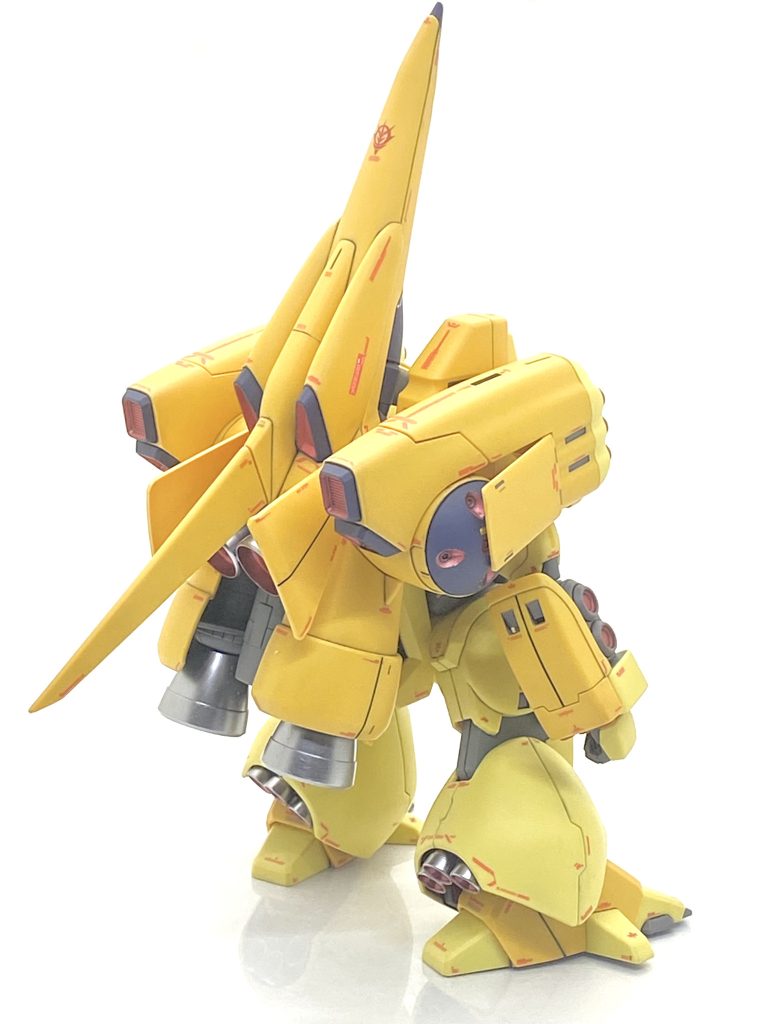 姿勢制御バーニアをマスキングする前にタガネを使って彫り直しました・・・曲面主体の機体なのでほぼ全部でしたが(笑)。特に下腕のフレーム部もミサイルポッド部もかなり甘いので彫り直すと墨入れが楽になります。ダークブルー部はこの際は全て塗装するのですが・・・ブースターポッドの姿勢制御バーニアはどれもマスキングが大変し難い位置にあり案の定、塗れてなかったり、漏れてたりしたのでリタッチしたり食み出した所を爪楊枝で削るという事で対処しました。こういう修正は全塗装より成型色仕上げの方が有利ですが、それでも神経質な作業が続きます。しかもプレバンのキットは説明書がカラーじゃないから、塗り忘れが結構あり(肩のグレー、スタビライザーの裏)、墨入れ直前で気付いて良かったです(笑)。