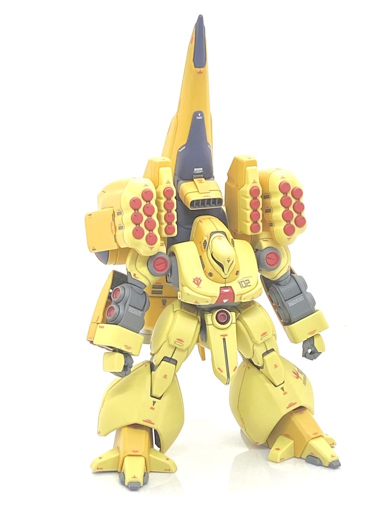 ブースターのミサイルは別パーツ化なので楽なのですが・・・問題は胸と脚部のミサイルで全く別パーツになってません。まずはMSレッドをエアブラシで塗り、その後にグレーを面相筆でフレーム部を塗るのですが・・・・入り組んでいるから筆が入らず、しかも塗ったミサイル部にも何度も付いてしまい、ここでもリタッチの応酬になり本当に大変でした(笑)。試したかったのは「黄色の成型色に赤系のデカールを貼り過ぎると煩くならないか？」で次にメタスを作るので、そのテストをしたかったのです。結果は・・・間を開ければそんなに悪くないと思い、良い塩梅だと思います。脚とミサイルポッドにある尖ったマーキングはたぶんアクシズのマーキングで(放映と当時からあり、カトキハジメ氏がプロデュースしたトイのゲーマルクやサイコガンダムMK‐Ⅱにも入ってます)、これは絶対に入れたかったので電撃ホビー誌の付録から拝借しました。