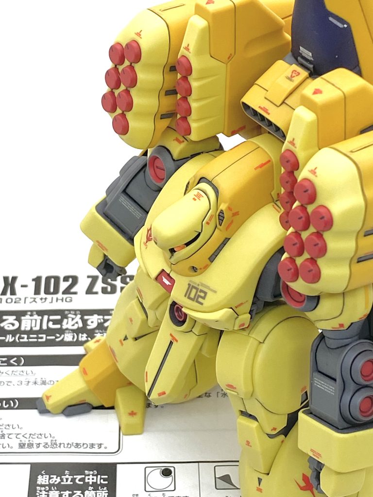 最後は説明書と。ズサをキチンと作りたい方は覚悟をした方がいいです・・・塗分けは半端じゃなく多いですし、袖付きのならば袖の塗装があり、難易度が更に跳ね上がりますから(汗)。ですが、キチンと塗分ければ素晴らしくカッコいいズサが誰でも出来ます・・・その塗分けは本当に大変なんですが(笑)。無理にマスキングするのではなく、筆で塗った方が明らかに早い箇所もあり、筆ムラもつや消しクリアーを吹けば目立たなくなりますからエアブラシと筆塗りを併用するのがこのキットを攻略する鍵かもしれません。グレーを差し入れたから、こんなにカッコ良くなるとは思ってなく、やはりZZに出てくる機体は作り甲斐あると思いました。ご覧して頂きありがとうございました。