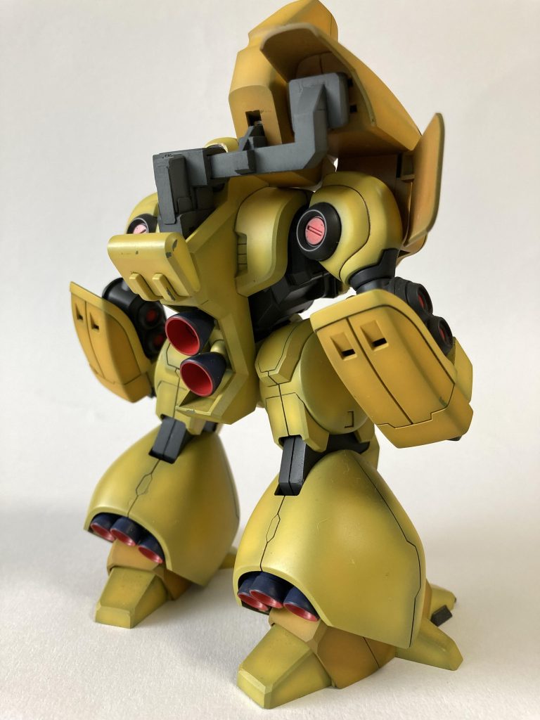 肩ミサイル用サポートアーム中心にポリキャップが仕込んであるため回転、取り外し可能です。制作中の投稿見ていただくと分かりやすいと思います。