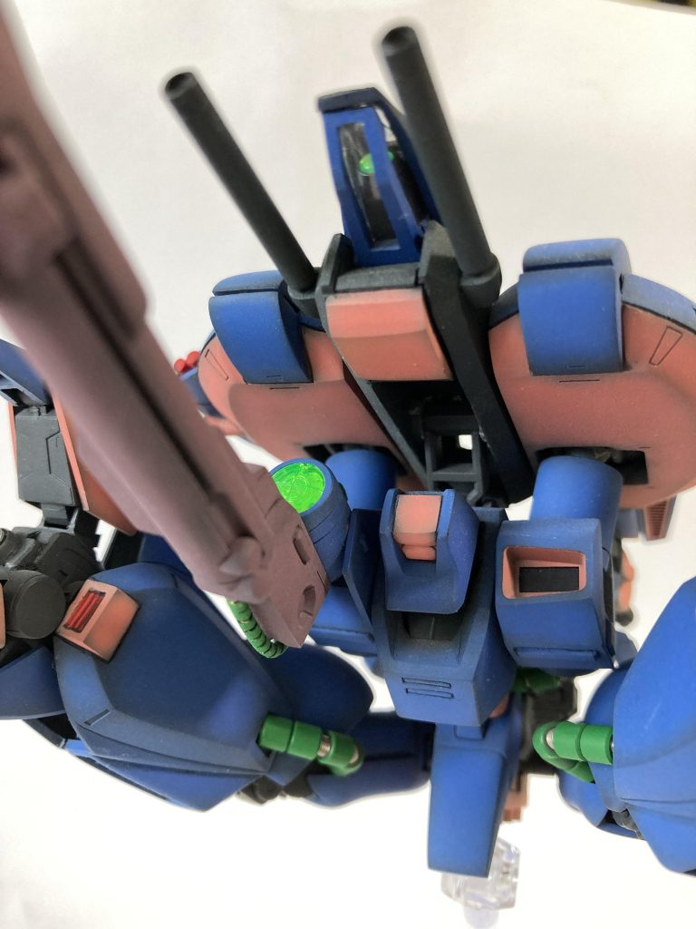 機首のモノアイがいろんな角度から見えるように工夫しています