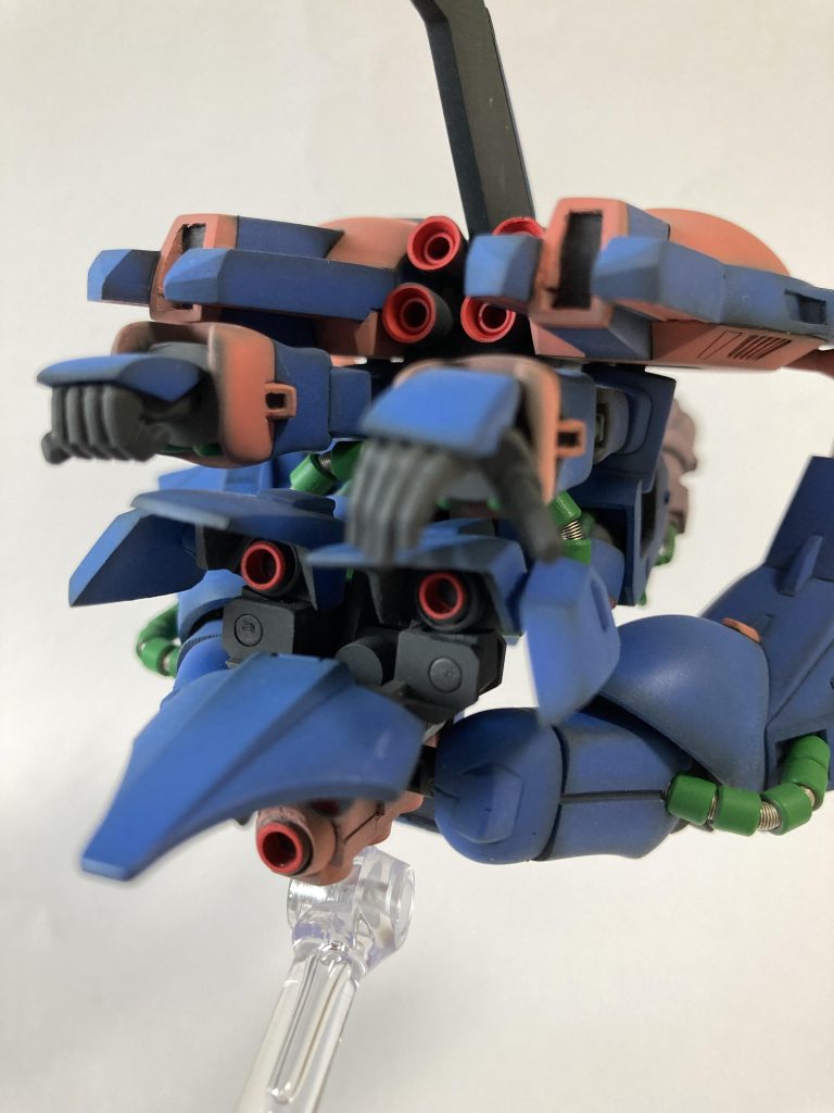 MA形態時には腰アーマーが可動しスラスターが後方に集中します