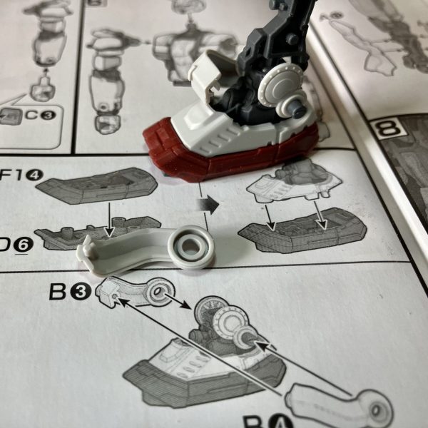 足はバンダイ エッジでは無く、戦闘機スケールみたく2段階になってて💦 細かいゲート処理に手一杯で、これ 8歳以上じゃなくて、15歳以上ですょ塗装は2枚目プロトタイプな感じにする予定です🧑‍🎨 ディテールが細かいので☝️フレームが見える箇所など考慮すると大変ですね💧（1枚目）