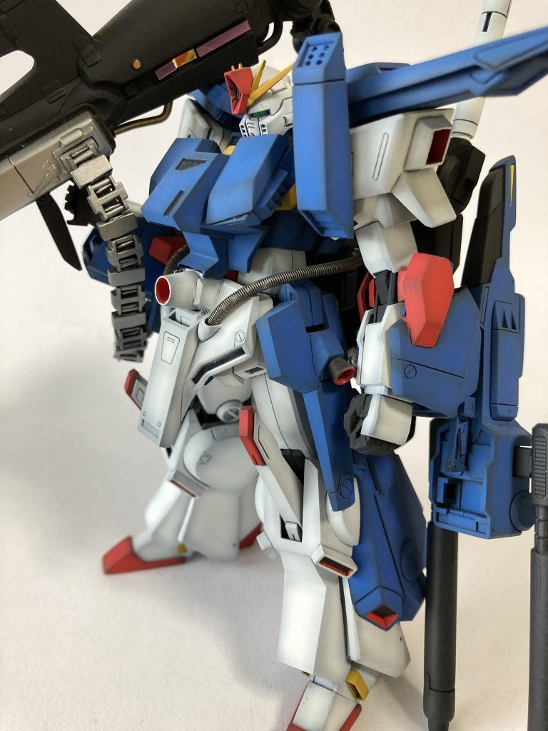 細かいところですが、ダブルビームライフルの基部(変形時に頭が収まる部分)もプラ板で埋めてディティールを追加しています