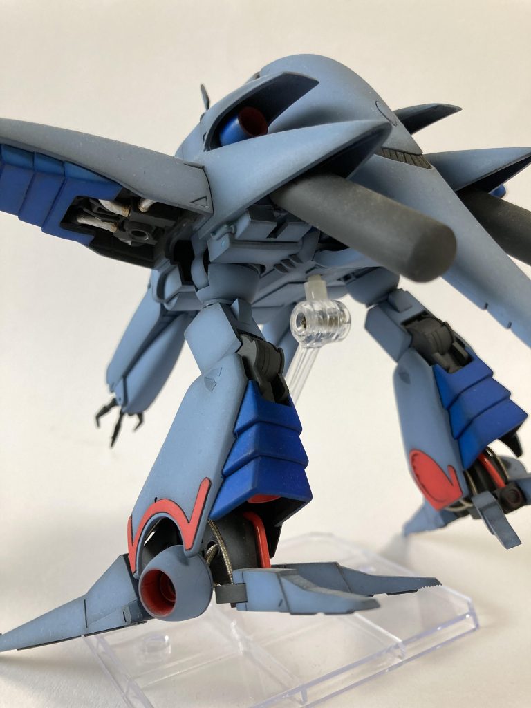 ウイング下にディティールを追加しました。本来ならここに腕を取り付ける予定だったのでは?って感じにしました。