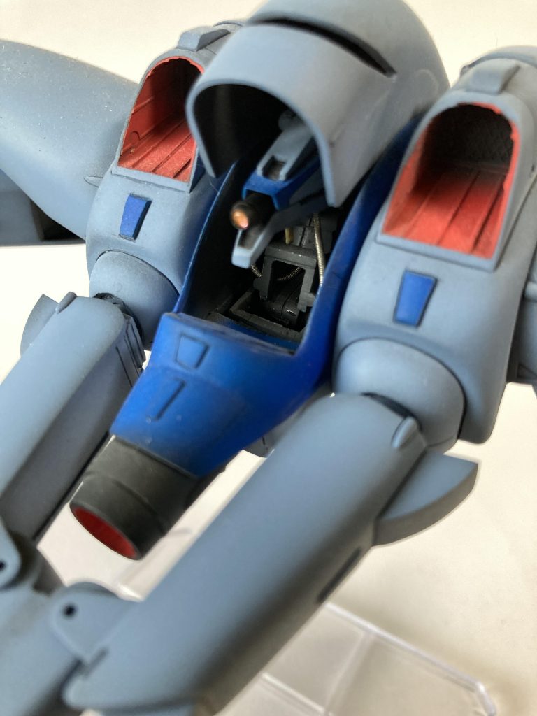 変形時はモノアイをスライドさせてスリットから目が見えるよう工夫しています。