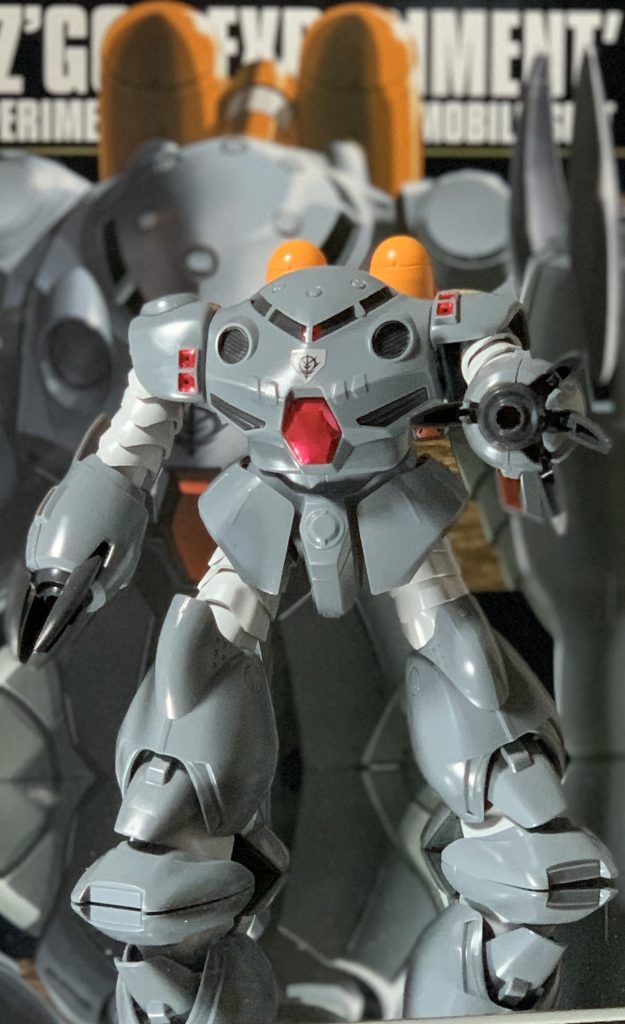 もう少し重厚感…不気味さ、みたいな味付けをするにはどうすれば…とりあえずトップコートを吹いてみましょうか…あ！モノアイは動かしたい！