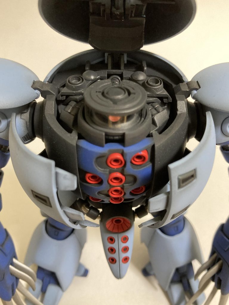 頭部はジャンクパーツ等でソレっぽく造り込みました。意外とごちゃごちゃした感じが気に入っています。