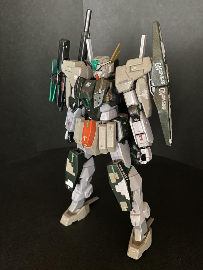 余剰パーツで丸々、ノーマルケルディムも組めるお得なキットなので!(ポーナスパーツ大好き💚)余すことなく、コンパチ仕様にて制作しました。グレージュカラーも良かったんですが、ロックオンのパーソナルカラーということで緑にしました。SAGAパーツとともにGNシールドビットにはピクセル都市迷彩塗装を初めてやってみました。クラウド迷彩と原理は同じだと思い、2.5ミリ角(マステから手作業で切り出しだとこれが限界のサイズ💦)でやってみましたが、1/144サイズだといささか大ぶりにも感じる大胆な仕上がりになってしまいましたw次は市販ツール買おう😓