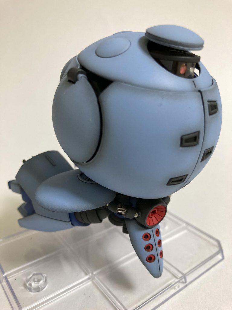 水中形態に変形します。頭部カバーの真ん中は更に可動し、モノアイが飛び出して見えるように工夫しました。