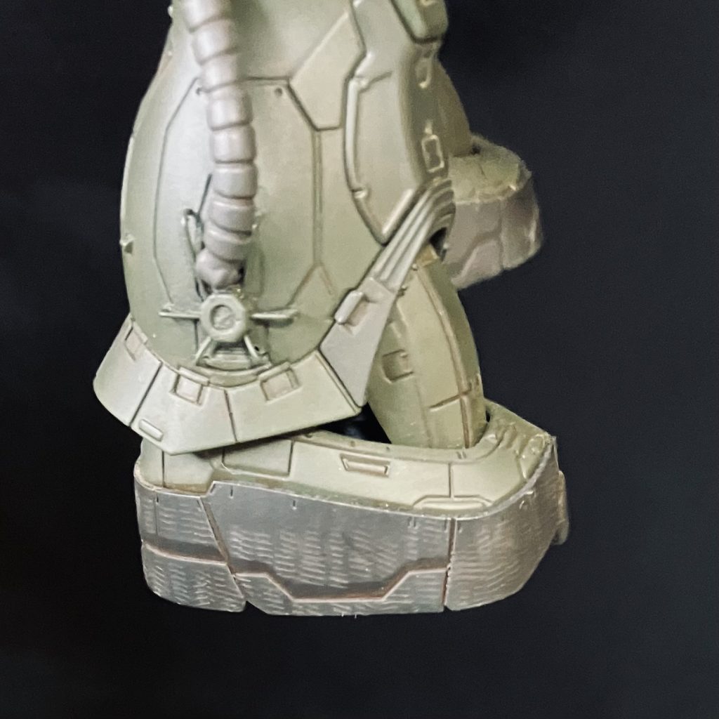 同じく脚部のミサイルポッド取り付け基部のディテールアップスリッパにはツィンメリット加工を施してみました。