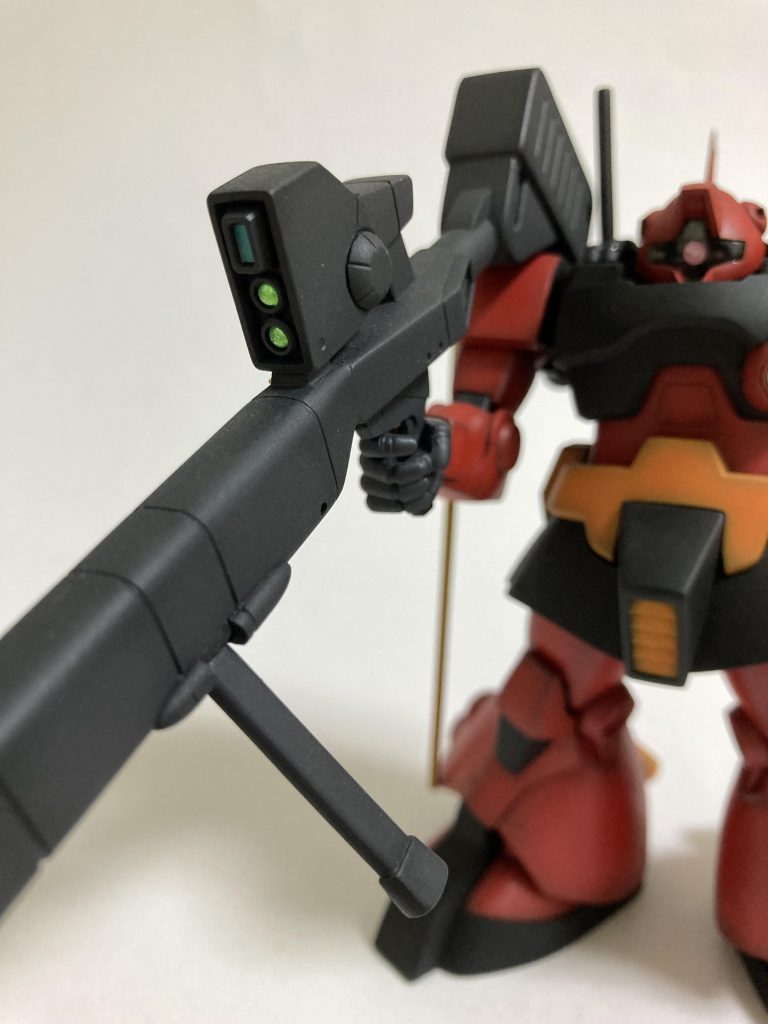 ビームカノンはグリップ、サブグリップを可動式に改造し、スコープ部分をディティールアップしました