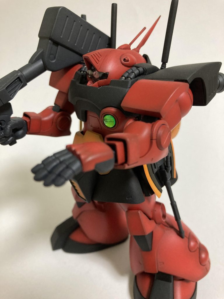 肩アーマーの赤い部分は腕の動きを妨げないように可動します。手首のカバーを自作しました。