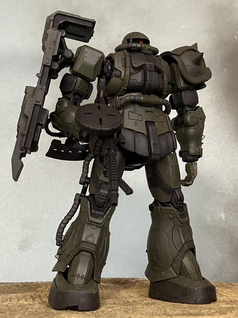 カラーはレクイエムザクらしくアーミーな感じに。シールド、スパイクアーマー、脚の一部をタミヤTS-70ボディー、腕、脚をタミヤTS-91バックパックをタミヤTS-48その他マッドブラック塗装後Mr.ウェザリングカラーステインブラウンにてウォッシィングです。