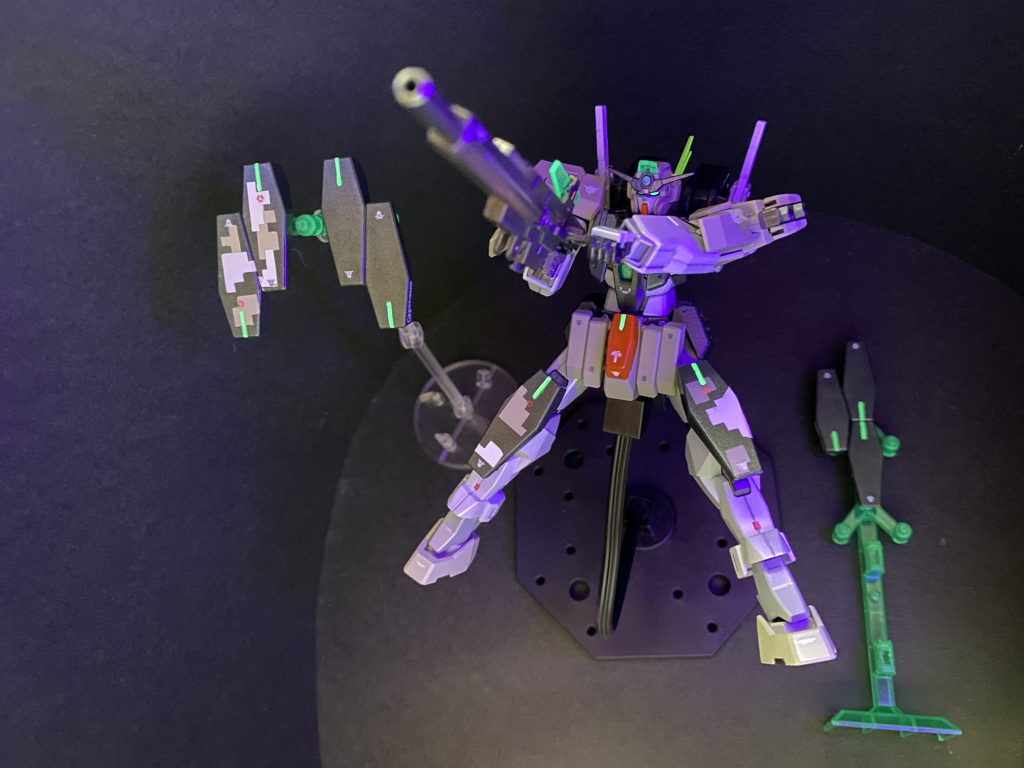 シールドビット用台座も、GN粒子の色味でよく出来てるなぁ。このクリアパーツ、蛍光色で光るんだぜぇ✨