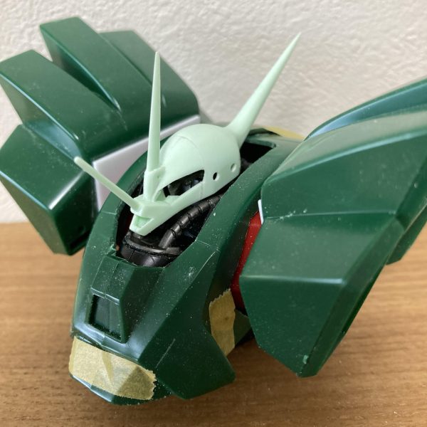 1/144ハンマ・ハンマに着手しました。キットを仮組しあまりの出来に絶望しましたが、ガルスJの完成でモチベーションが上がっている今しかない！と思い改造開始です。1/144HGUCサザビーを芯にして作成して行きます。肩の構造等1/100REとは異なりますが、サイズダウンしたものが欲しい訳ではないので…と自分に言い聞かせながら進めています。先ずは頭部の小型化と上半身から。（3枚目）