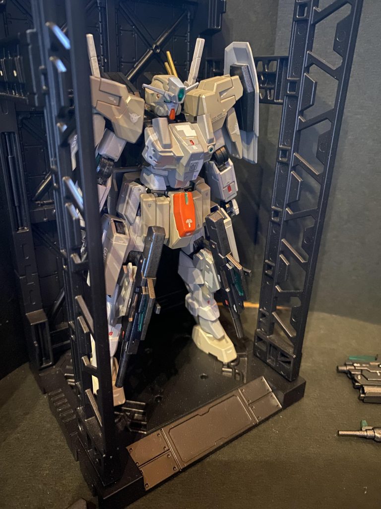 「今回のミッションは旧AEUスコットランドのアイラ島にある国営企業の大規模工業プラントへの潜入任務よ。表向きは民間向けの作業用ドローンを生産していることになっているけど、ヴェーダの解析で、条約により禁止されている対人駆逐型オートマトンの製造が秘密裏に行われている可能性が高いとの結果が出ているの。」プトレマイオスII改の戦術予報士、スメラギ・李・ノリエガはいつもと変わらぬ冷静な口調でブリーフィングを始める。「となると、おおかた旧AEU公社出身のお偉いさんが、反政府組織かテロリストと裏で繋がって甘い蜜を吸ってるってことか。」ガンダムマイスター、二代目ロックオン・ストラトスことライル・ディランディはまたかと呆れた様子で地球連邦政府高官の腐敗を嘆く。実はこの兵器密造施設への武力介入は初代ロックオンの頃からヴェーダにより立案されていたプランの一つだった。作戦に向けて水面下での準備が進められていたが、当時はまだ優先度が低い目標だった為、国連軍との戦闘などで作戦を実行できないまま凍結されていたのである。「その可能性が高いはね。ただ現時点では確証となるものは掴みきれていないから、今回の任務ではその証拠を押さえることを第一目標として欲しいの。軍事基地ではないから対MS戦になる可能性は低いでしょう。ただ、刹那とトレミーは同時刻に地球の裏側での別任務に当るから、ロックオン単独での強行偵察になってしまうけれど、、、」少しばかり不安を覗かせたスメラギに、ロックオンは余裕の表情で返してみせた。「なぁに、イアンのおやっさんも今回の任務用にケルディムにSAGA装備を用意してくれてるところだ。あの機体なら俺でもある程度は一人で対応出来るさ。」