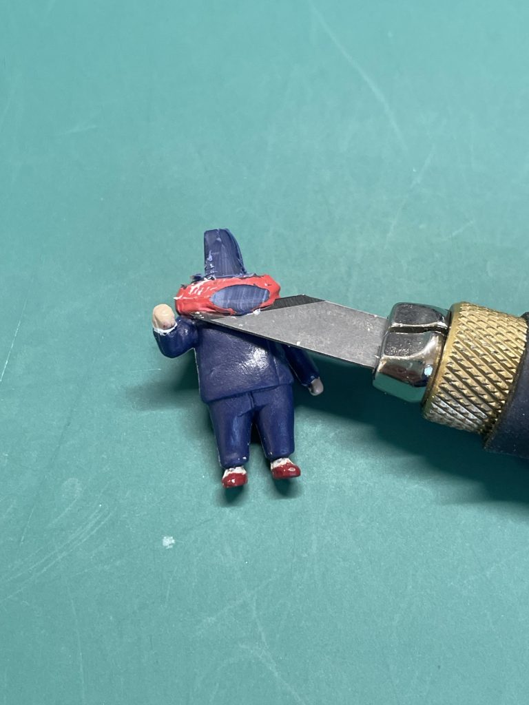 季節柄、、今日までに(そうでもない??)、、日が無いので、110円でゲットした、「じゅじゆつぱいせん」の赤マフラーの人の首とマフラーを落とし、、服をセンターにして、、ランナーの切れ端を、持たせました。。