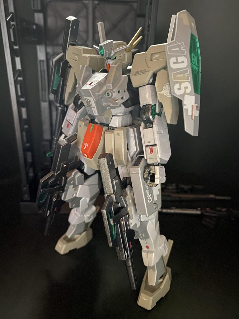 今回は、これも再販でずっと手に入れたかった00系キット、ケルディムガンダムサーガ(一応ビルド系という枠で製品化されてますが😅)を制作しました。なんで新発売時に見逃してたキットが、あとから無性に欲しくなるんだろ?笑見本どうり、造形もめちゃくちゃカッコいいデザインで、特に頭部のアレ(上げてる時はZZのハイメガぽくて、下げたらアドバンスドヘイズルのセンサーユニット的にも見える)が大好物です笑(ガンカメラらしいなぁ)