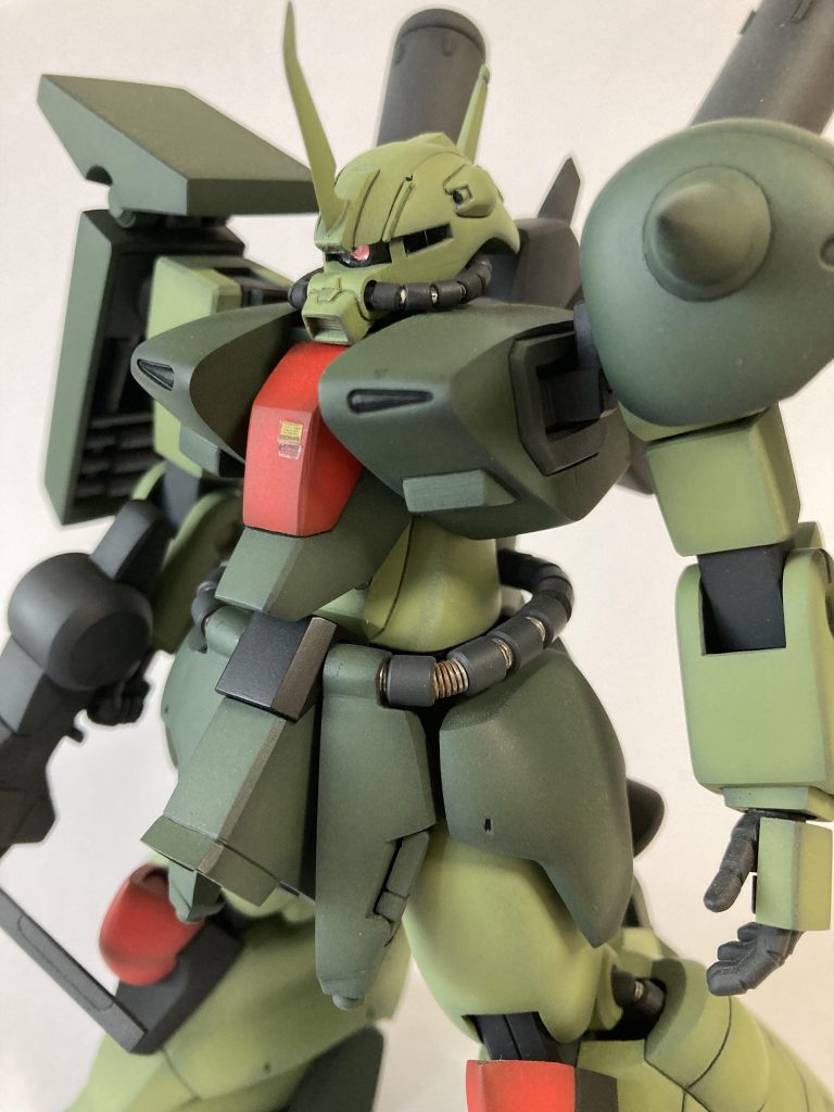 写真に映りにくいですが、モノアイ部に透明カバーを作っています。胸パーツは分割して幅増し角度を若干上に向けて胸を張れる感じにしました