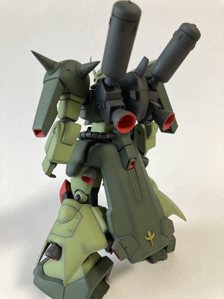 リアスカートも切り離してポリキャップを仕込み可動式に改修この長いリアスカートは無可動だと脚に干渉してポージングに悪影響が出ます