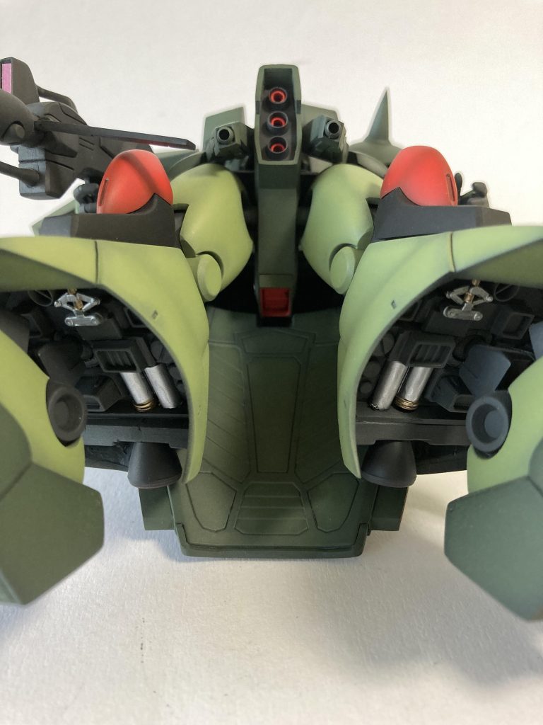 脚のフレア内がスカスカなので、ジャンクパーツで適当にディティールUPしました。