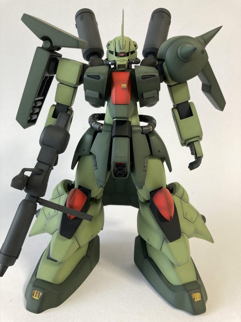 改修する場合、だいたい手首カバーを作成します。HGの手首は3mm棒の先にボールジョイントのため、3mm棒を隠すため