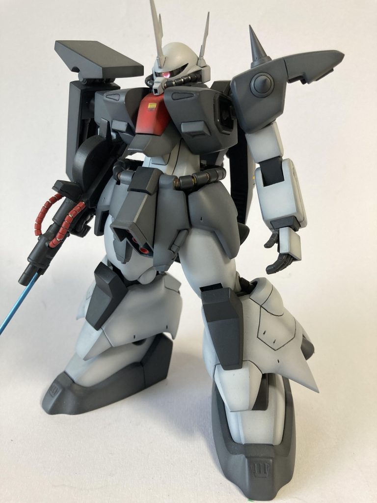 改修する場合、だいたい手首カバーを作成します。HGの手首は3mm棒の先にボールジョイントのため、3mm棒を隠すため