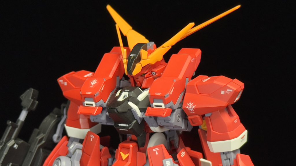 V字アンテナになりガンダムらしくなりましたが、やはり変形は変形でもFSSの破烈の人形みたくモーフィング装甲なのか?ってぐらいには無茶があるみたいで(トップ画が分かり易いです)、キットも潔く頭部ごと交換するスタイルになっています。アンテナもキットのままだと大分分厚くエッジも酷くダルかったので、全体的に薄くシャープになるよう削り込みました。