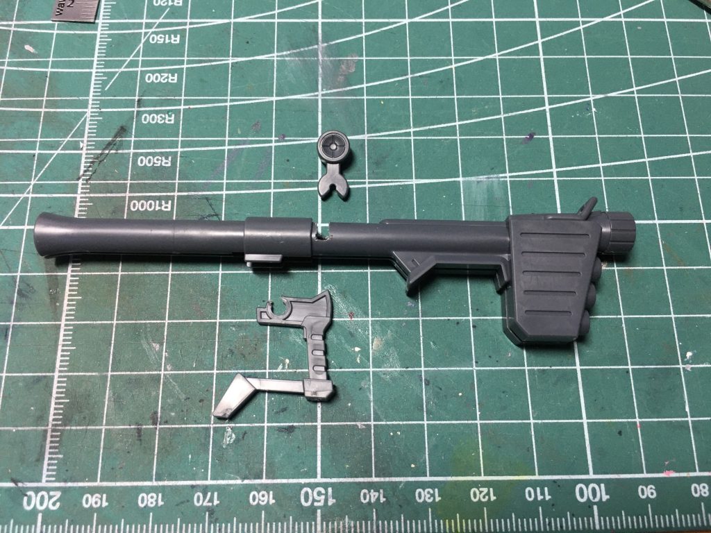 バズーカはグリップの後ハメ加工を行ったほか、砲身の一部を切り欠き通常のビームライフルのサイト部を移植。