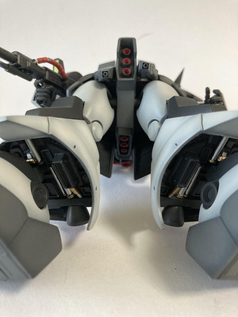 脚のフレア内がスカスカなので、ジャンクパーツで適当にディティールUPしました。