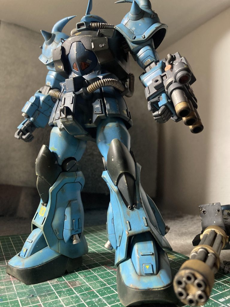 改造コンセプトはいつも通り、基本形は変えずに行きます。とは言え、プロポーション的に頭は潰して、眼つきは変える。肩のスパイクをトゲトゲに。アンテナの削り。脚部スラスターの追加。ちょっとだけ、機体の情報が少ないので、ディティールの追加。空挺機体なので、空中輸送様フック系の追加。面倒なことはしないっす。ポン付けで行きますどー(zaku-kao4)ぐらいですかねー(zaku-kao5)