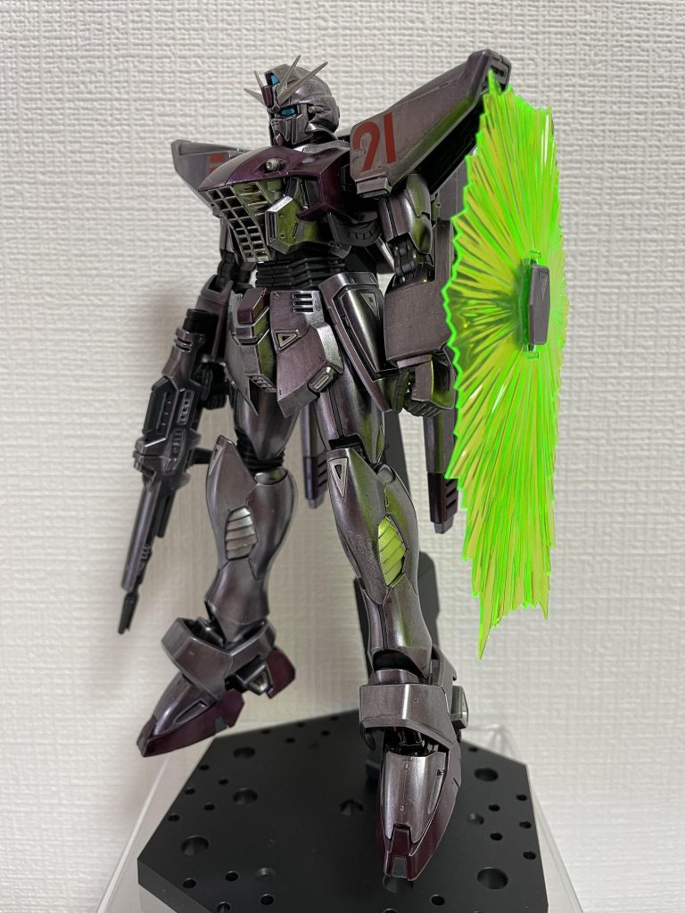 メインは、ガンダムマーカーのヘビーガンメタリックとガンダムメッキシルバーの２つ。