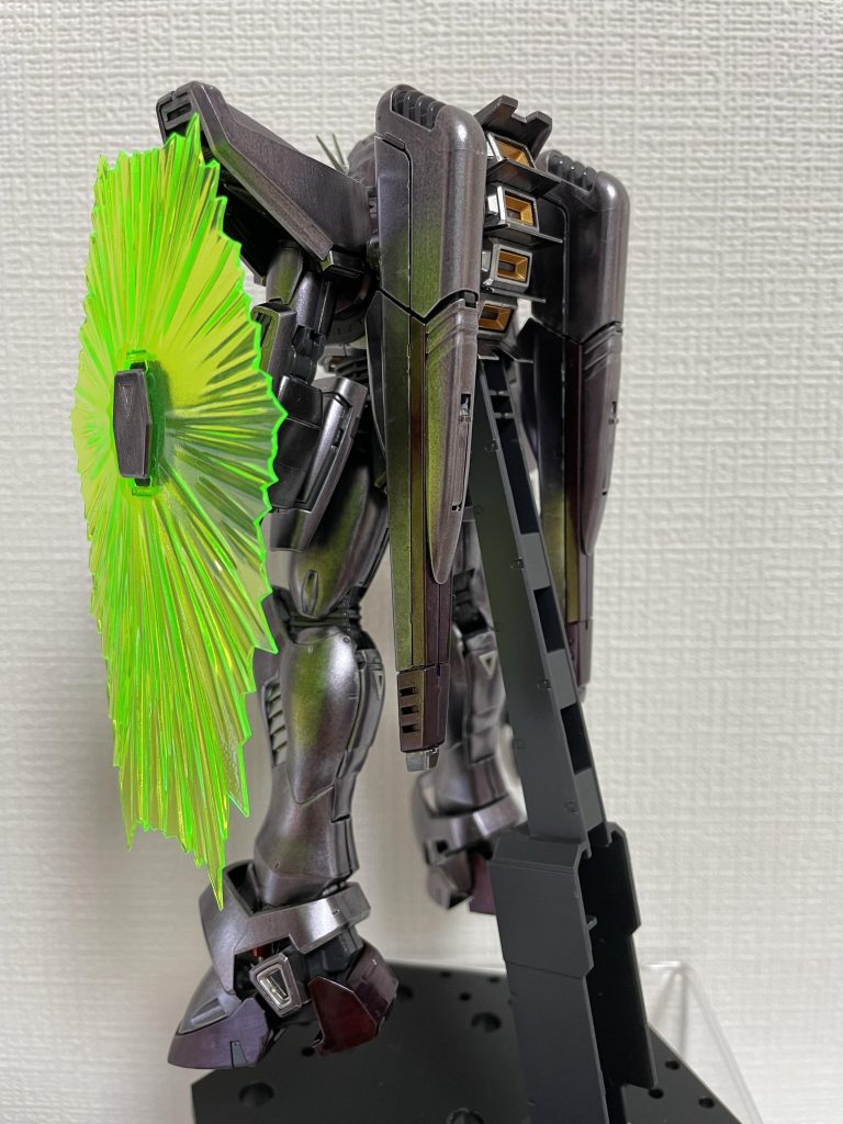 足首のシリンダー部分には、ガンダムマーカーのロイヤルメタレッド。ほぼ見えない。