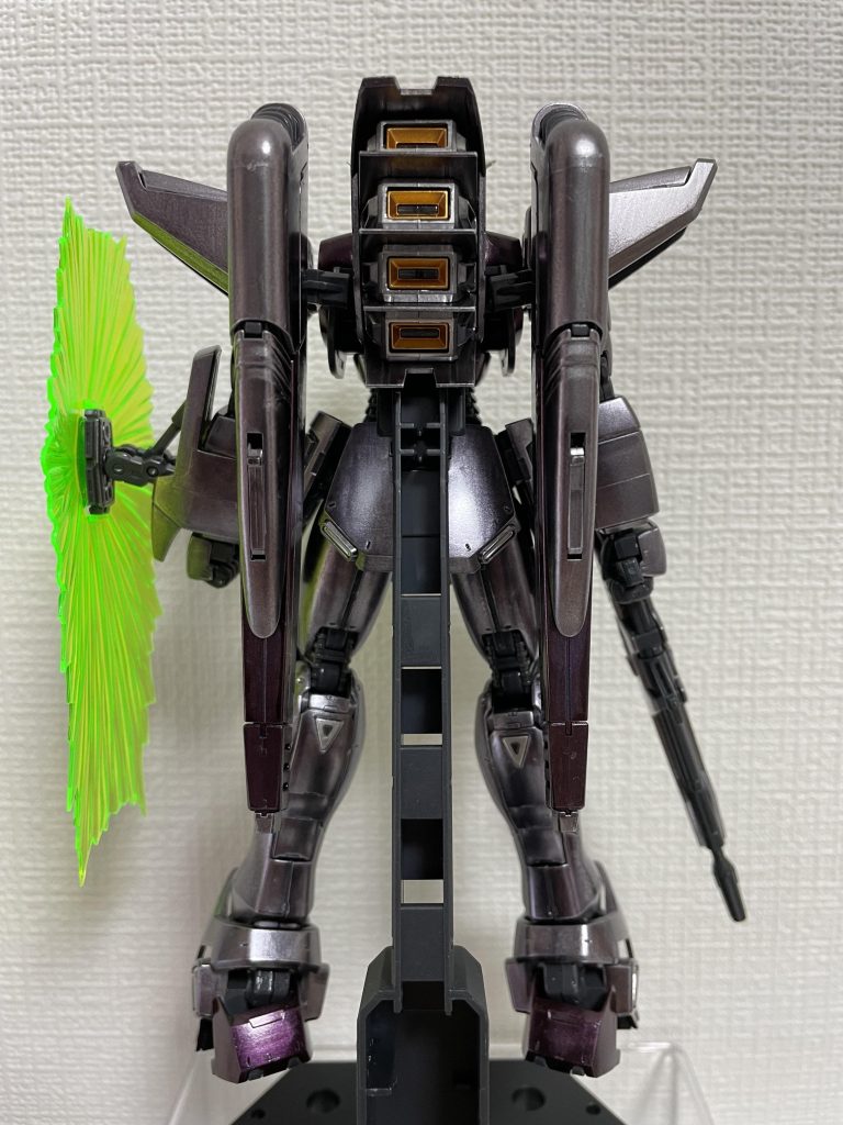 パープルに見える部分は、ガンダムマーカーのロイヤルメタレッドとコスモメタブルーで、調色。