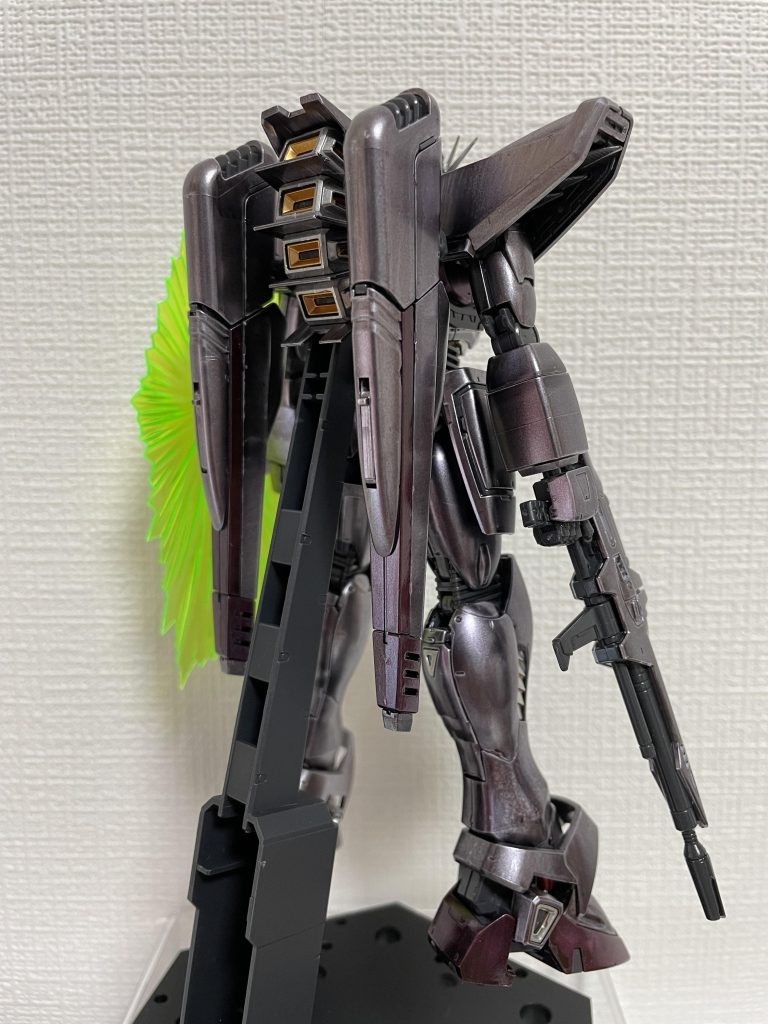 ガンダムマーカーは重ね塗りが難しい為、苦労しました。