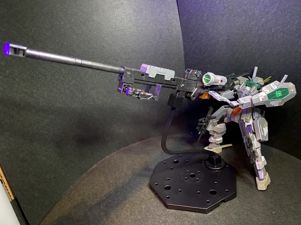 本体に手を加えなかった分、追加武装で個性を出してみました!(え、銃9丁もあるのに、10丁目つくっちゃうんだw)本編でもロックオンがデュナメスでたった一回しか使わなかった高高度射撃銃がロマン装備だったので、あれのケルディムバージョンをイメージして作りました。時代が少し後なので、あれよりかは小型化されて、取り回し・運用性も向上してるという脳内設定ですが、それでもクソデカネオアームストロングサイクロンジェット砲じゃねーか笑